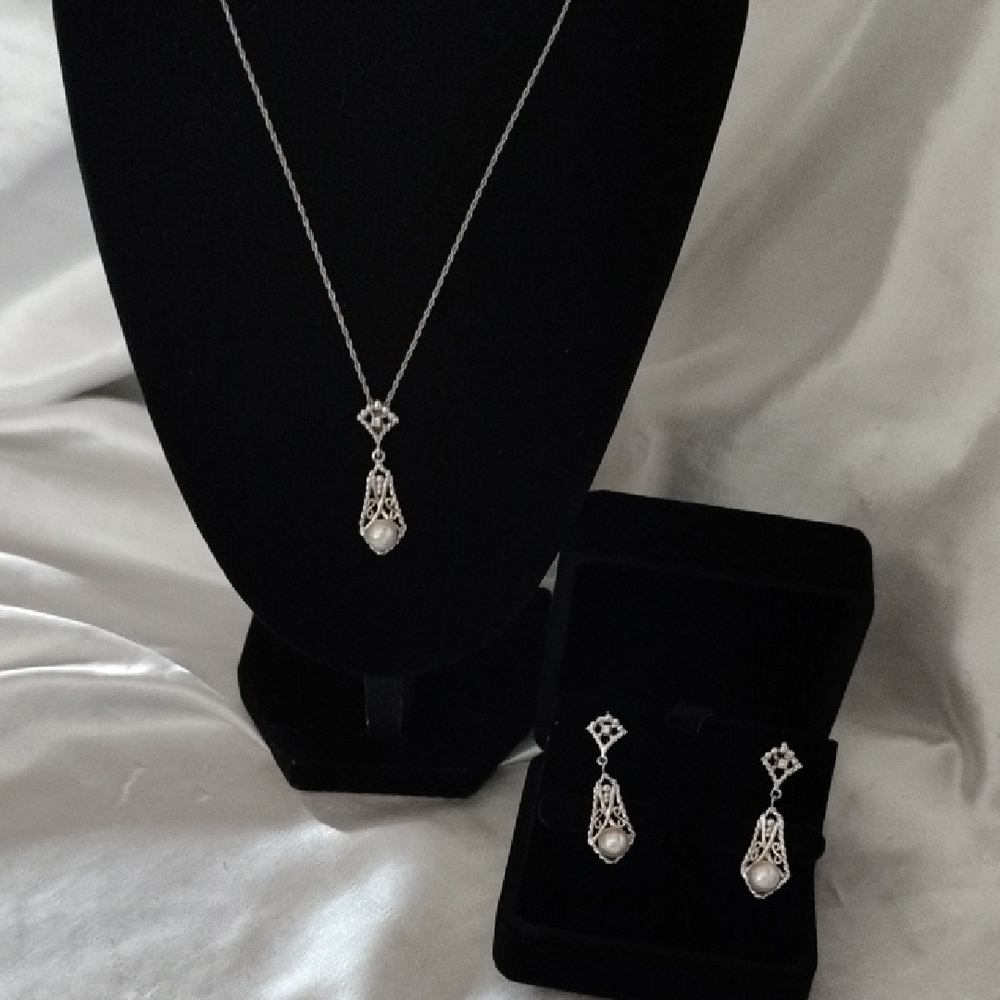 14K Solid Gold Genuine Pearl  Necklace and Earrings Set With Diamonds